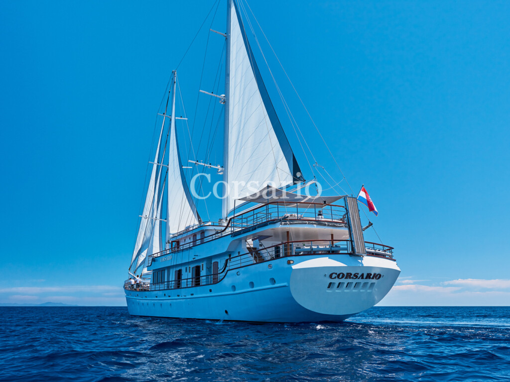 Sun-with-Luxury-Yacht-Corsario